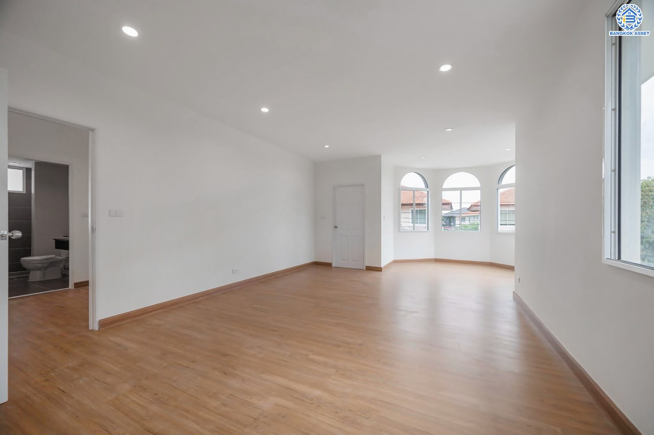 บ้านมือสองตกแต่งใหม่ หลังใหญ่ โครงการ ภัสสร14 บางใหญ่ ดีไซน์ทันสมัย เนื้อที่ 63.8 ตร.ว. รองรับทุกความสุขด้วยแปลนหน้าสวนสาธารณะ ฟังก์ชัน 3 ห้องนอน 3 ห้องน้ำ 2 ที่จอดรถ บนทำเลศักยภาพ ใกล้เซ็นทรัลเวสต์เกต ทางด่วน "ศรีรัช" และรถไฟฟ้าสายสีม่วง "สถานีตลาดบางใหญ่"...